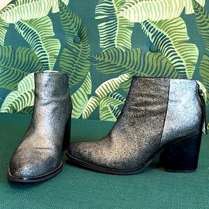 metallic black pointed toe heel boot. Sz 9, 2.5 inch heel. sparkly black leather